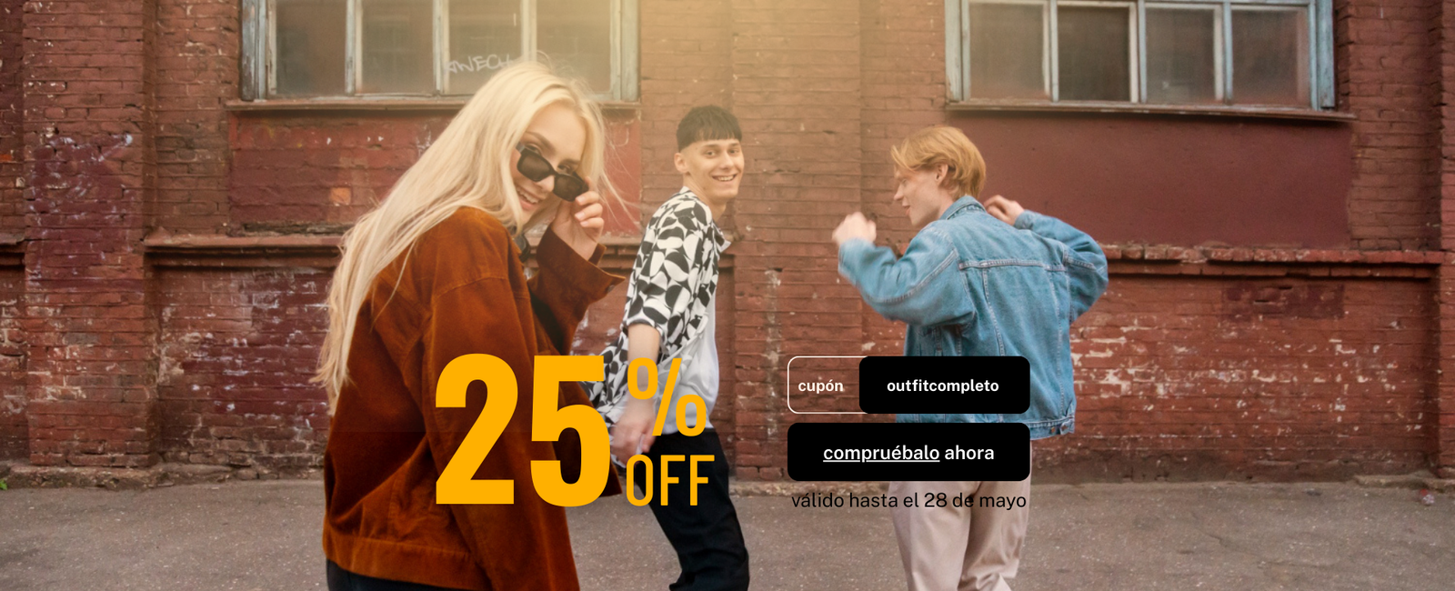 Grupo de jóvenes con looks streetwear de Urban Mirage durante una promoción especial del 25% de descuento. Fuente de la imagen: Freepik.