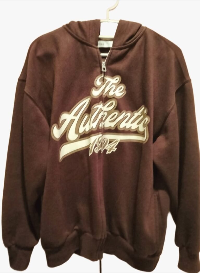 Sudadera color marrón con capucha baggy. Con las letras "The Autenticas" en el pecho y con cremallera.