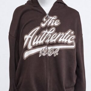 Sudadera streetwear marrón de Urban Mirage. Con estampado frontal "The Authentic 1994" y otro estampado trasero con los carácteres "74" en grande y en más pequeño "Challenge accepted". Tejida de algodón con bolsillos y capucha.