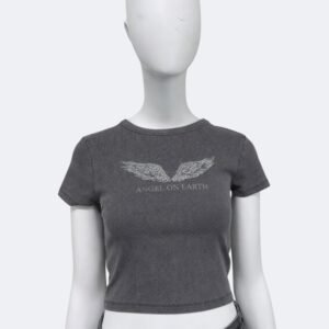 Top streetwear elástico gris de manga corta de Urban Mirage. Hecho de algodón, presenta un estampado con las letras "Angel on Earth" y abajp de estas la imagen de unas alas hechas con lentejuelas. Disponibles con los colores gris, negro y burdeos.