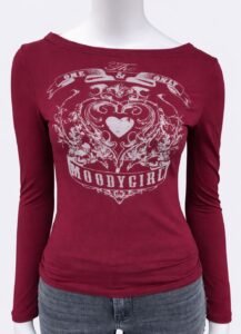 Camiseta streetwear burdeos de Urban Mirage estilo cuello de barco con estampado frontal y2k y letras formando las palabras "The one and only moodygirl". Hecha de algodón y disponible en los colores burdeos, negro y rosa pastel.