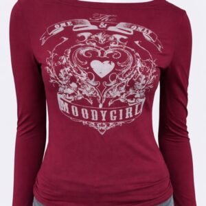 Camiseta streetwear burdeos de Urban Mirage estilo cuello de barco con estampado frontal y2k y letras formando las palabras "The one and only moodygirl". Hecha de algodón y disponible en los colores burdeos, negro y rosa pastel.