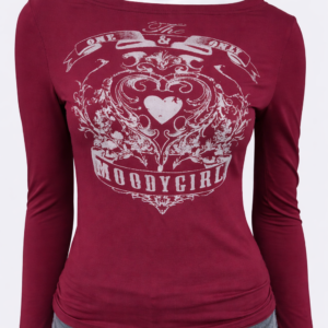 Camiseta streetwear burdeos de Urban Mirage estilo cuello de barco con estampado frontal y2k y letras formando las palabras "The one and only moodygirl". Hecha de algodón y disponible en los colores burdeos, negro y rosa pastel.