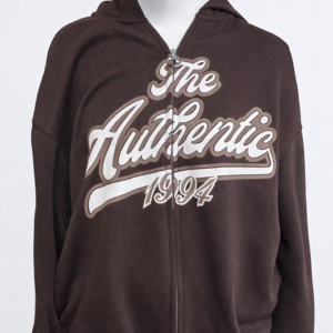 Sudadera streetwear de Urban Mirage. Con estampado frontal "The Authentic 1994" y otro estampado trasero con los carácteres "74" en grande y en más pequeño "Challenge accepted". Tejida de algodón con bolsillos y capucha.