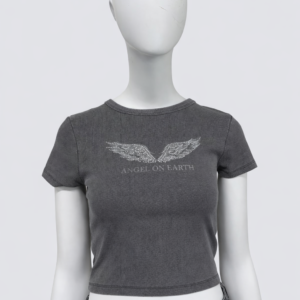 Top streetwear elástico gris de manga corta de Urban Mirage. Hecho de algodón, presenta un estampado con las letras "Angel on Earth" y abajp de estas la imagen de unas alas hechas con lentejuelas. Disponibles con los colores gris, negro y burdeos.